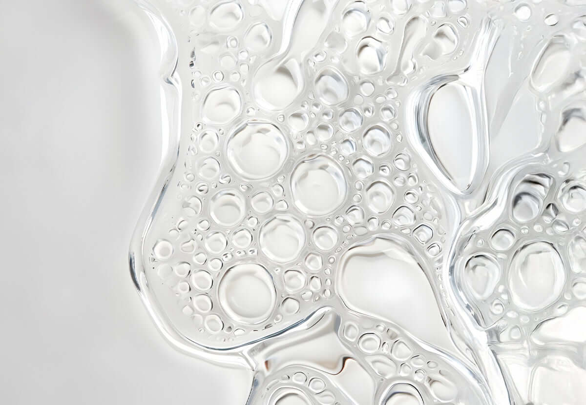 Clear liquid texture representing niacinamide’s skin-brightening and barrier-strengthening benefits