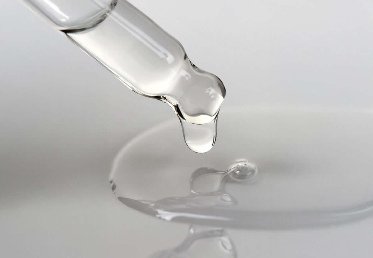 Clear droplet and molecular structure of panthenol, showcasing deep hydration benefits